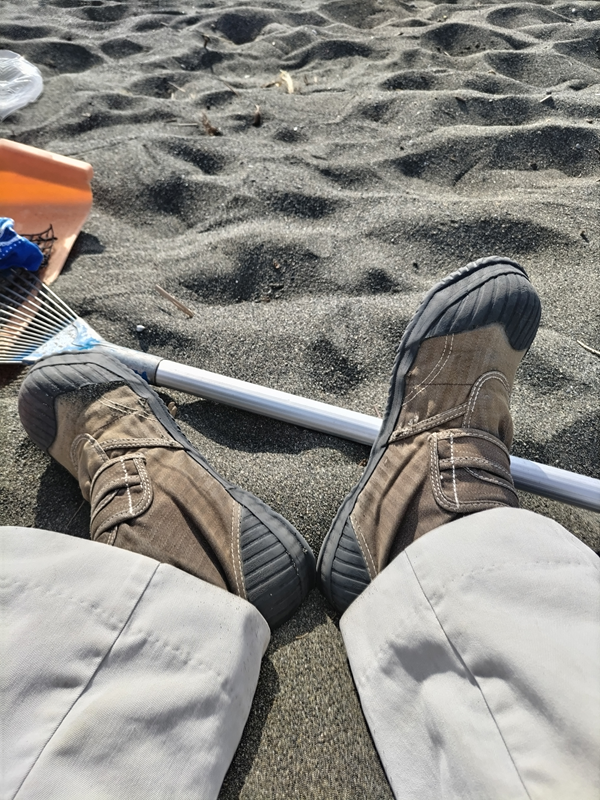 元ニート引籠りが履いていた茶色の作業靴と熊手