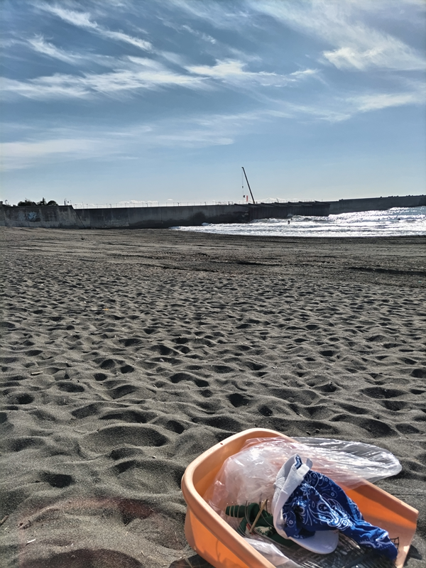 元ニート引籠りが眺めていた神奈川県の平塚市の高浜台海岸の砂浜に置かれたオレンジ色のミ