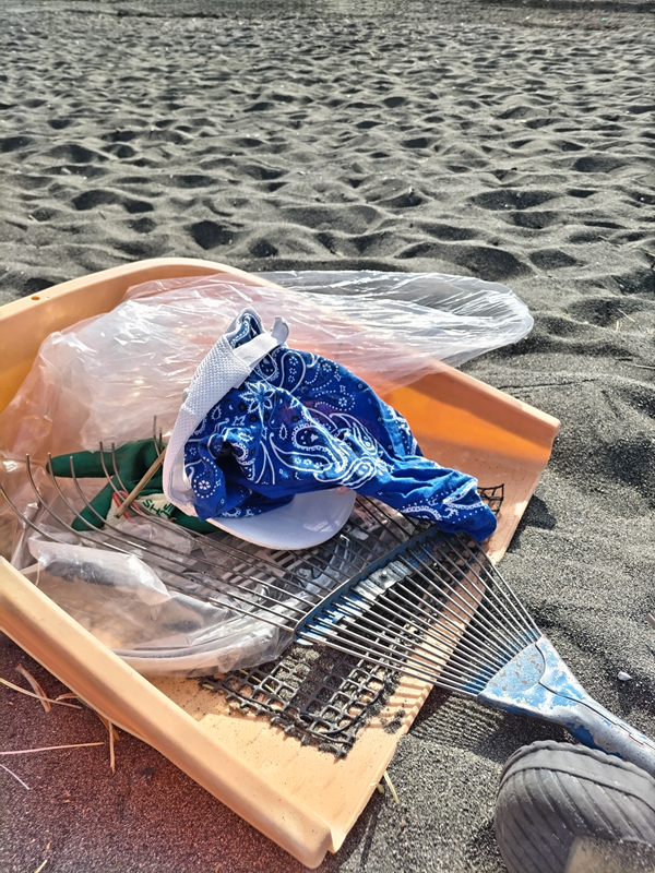 引籠りニートだったセル齋藤が海岸清掃で使用していたオレンジ色のミと熊手と青いバンダナと白い帽子