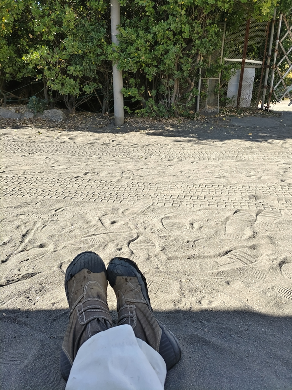 元ニートのセル齋藤が平塚市の高浜台近くの砂地に座っている様子