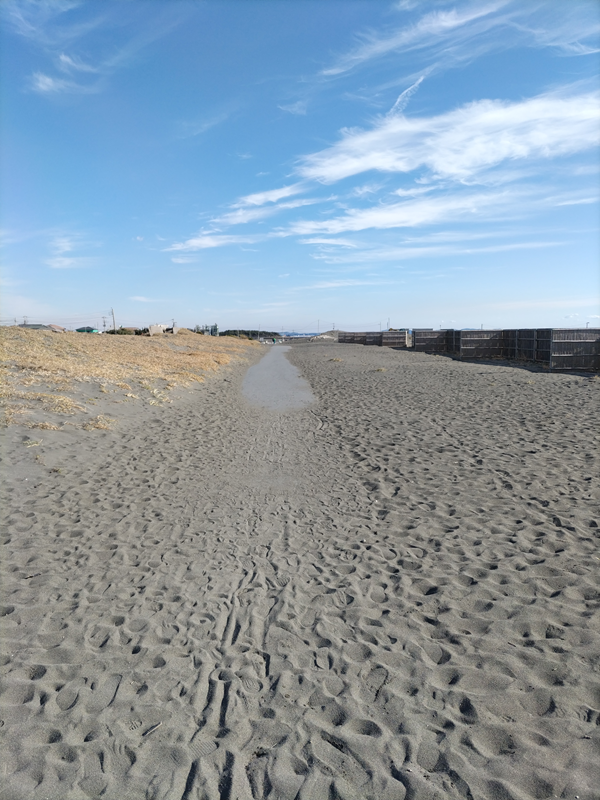 元ニート引籠りが眺めていた平塚市内の高浜台の砂浜近くの砂に塗れた道