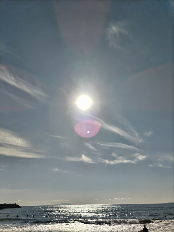 元ニート引籠りが眺めていた頭上で輝く白い太陽【平塚市の高浜台海岸】