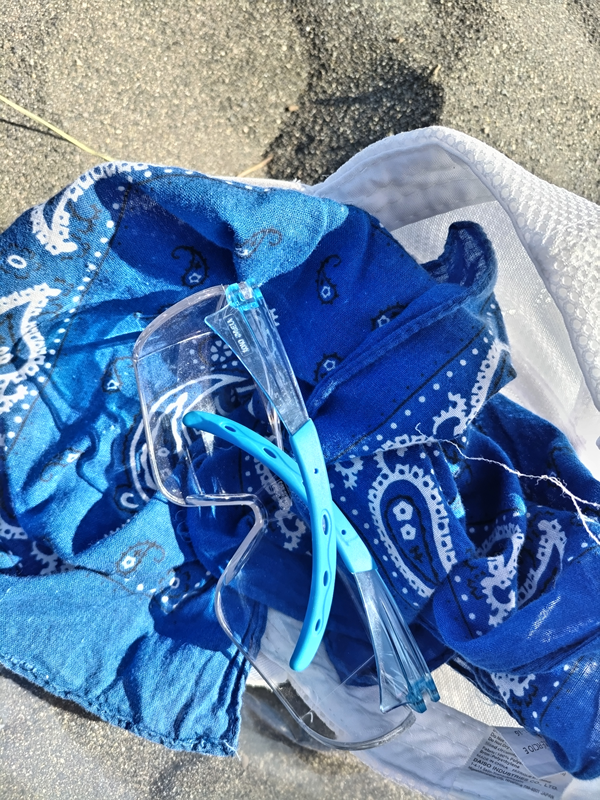 元ニート引籠りのセル齋藤が所持していた作業用メガネと青いバンダナと白い帽子