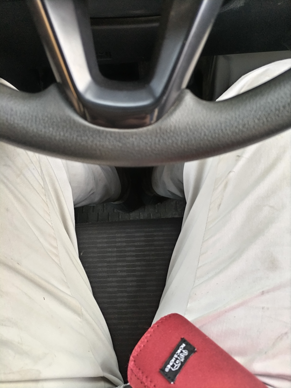 元ニート引籠りのセル齋藤が軽バンの運転席に座っていた時の自分の脚