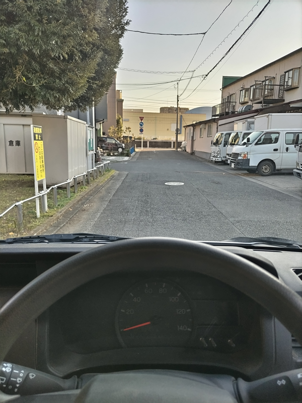 元ニート引籠りのセル齋藤がダイハツの軽バンの運転席から道路を眺めていた時の様子