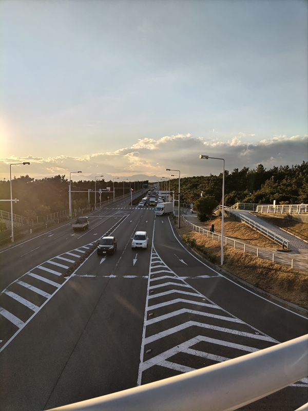 元ニートのセル齋藤が眺めていた国道134号線とその上の雲