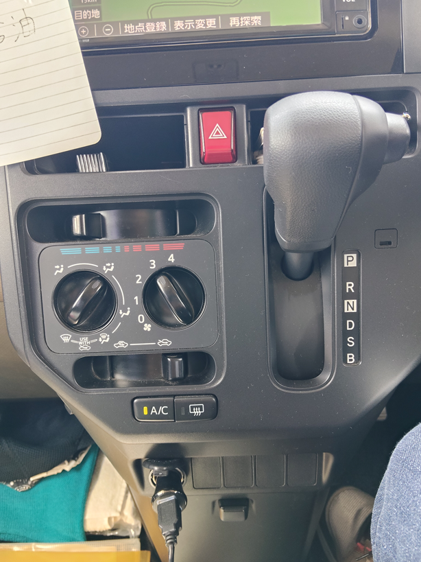 自動車の運転席周辺10